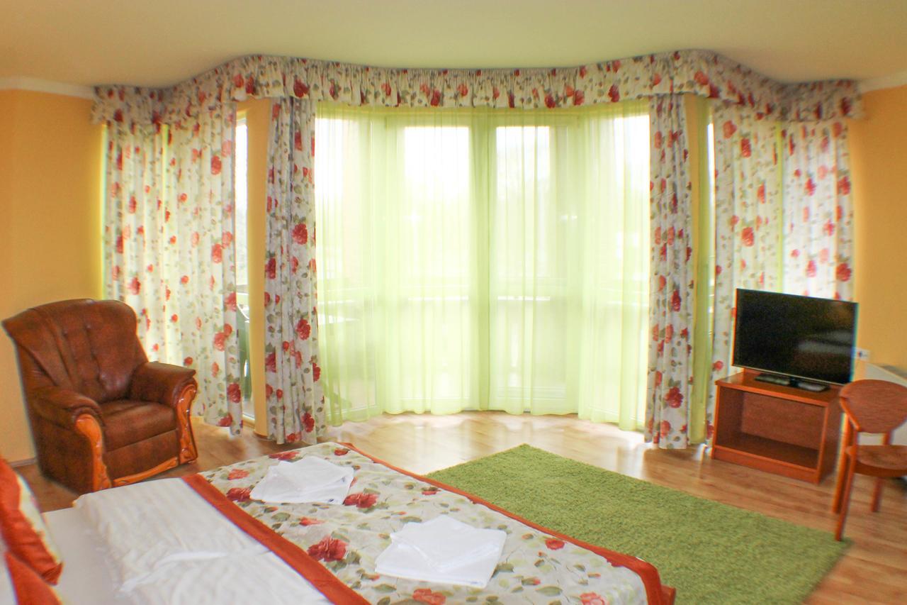 Hotel Jarja ハイデゥソボスロー エクステリア 写真
