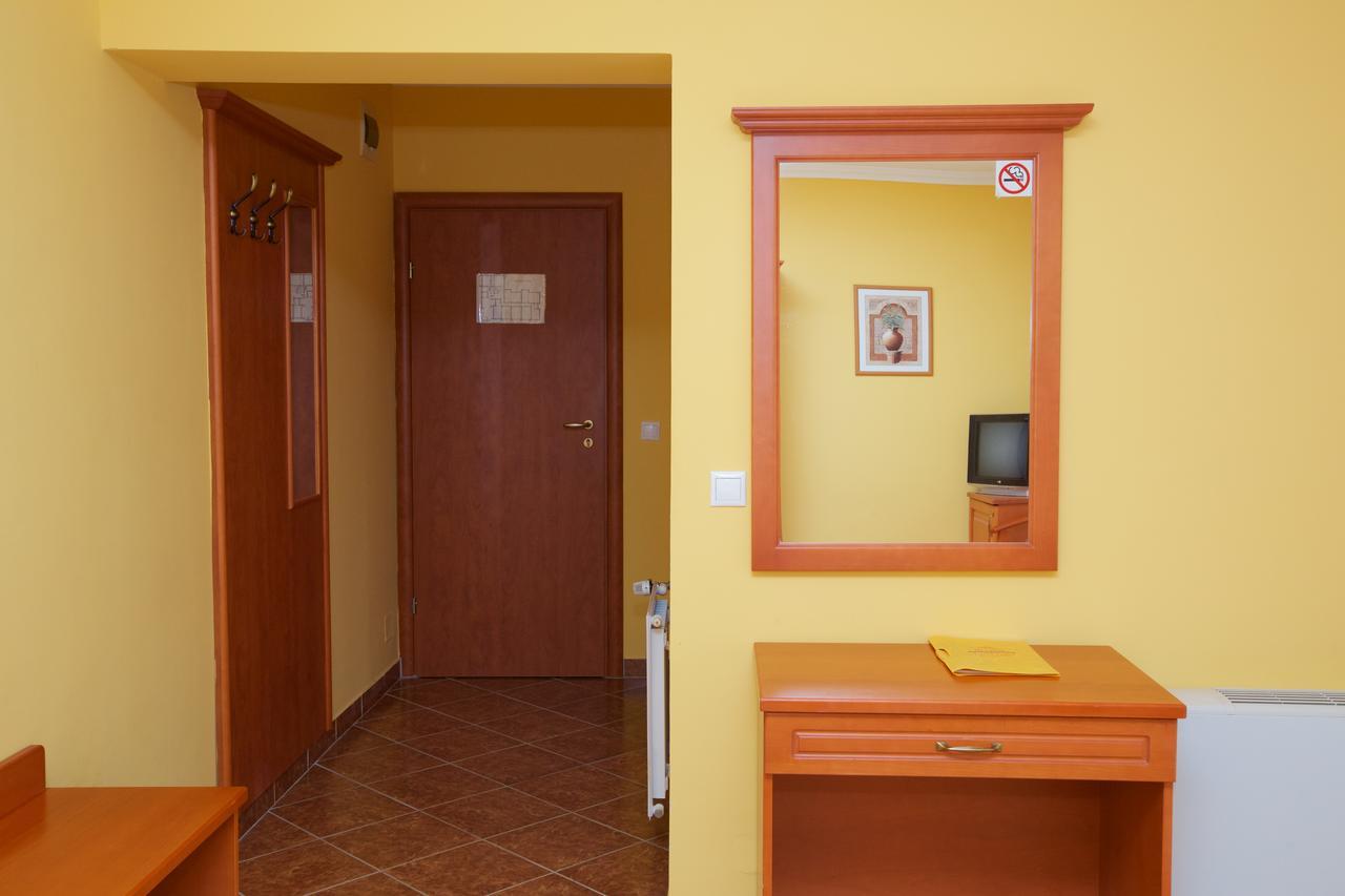 Hotel Jarja ハイデゥソボスロー エクステリア 写真