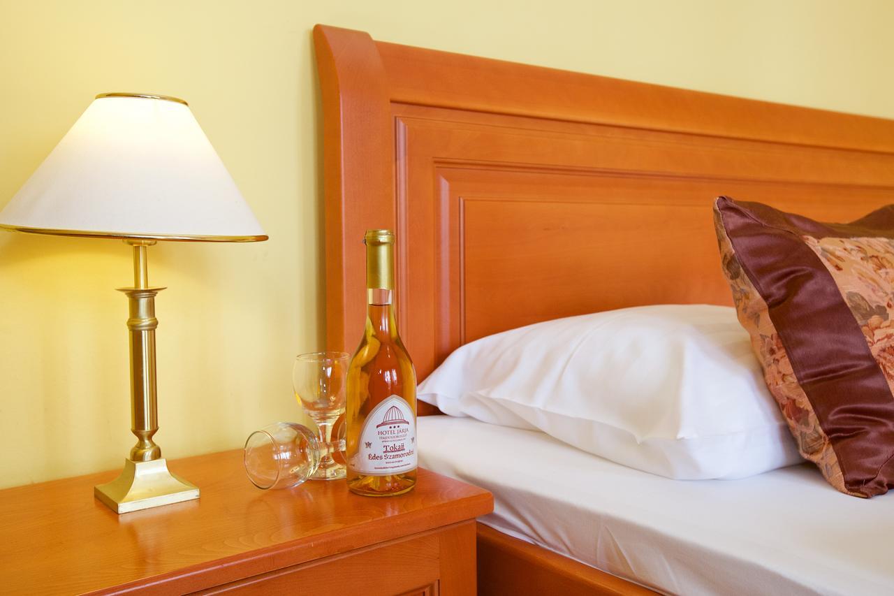 Hotel Jarja ハイデゥソボスロー エクステリア 写真